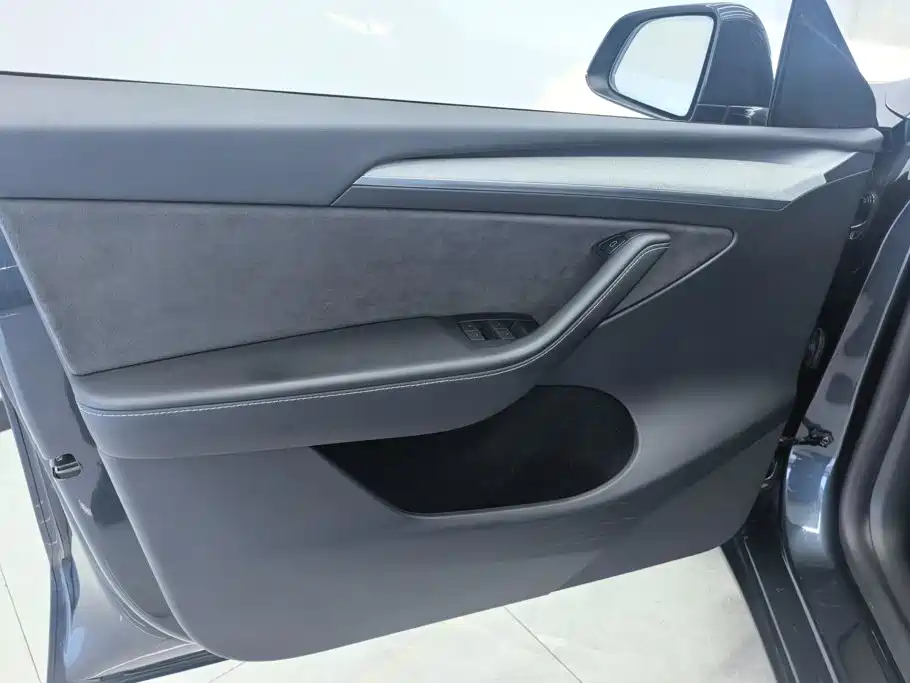 Tesla Model Y — миниатюра 7
