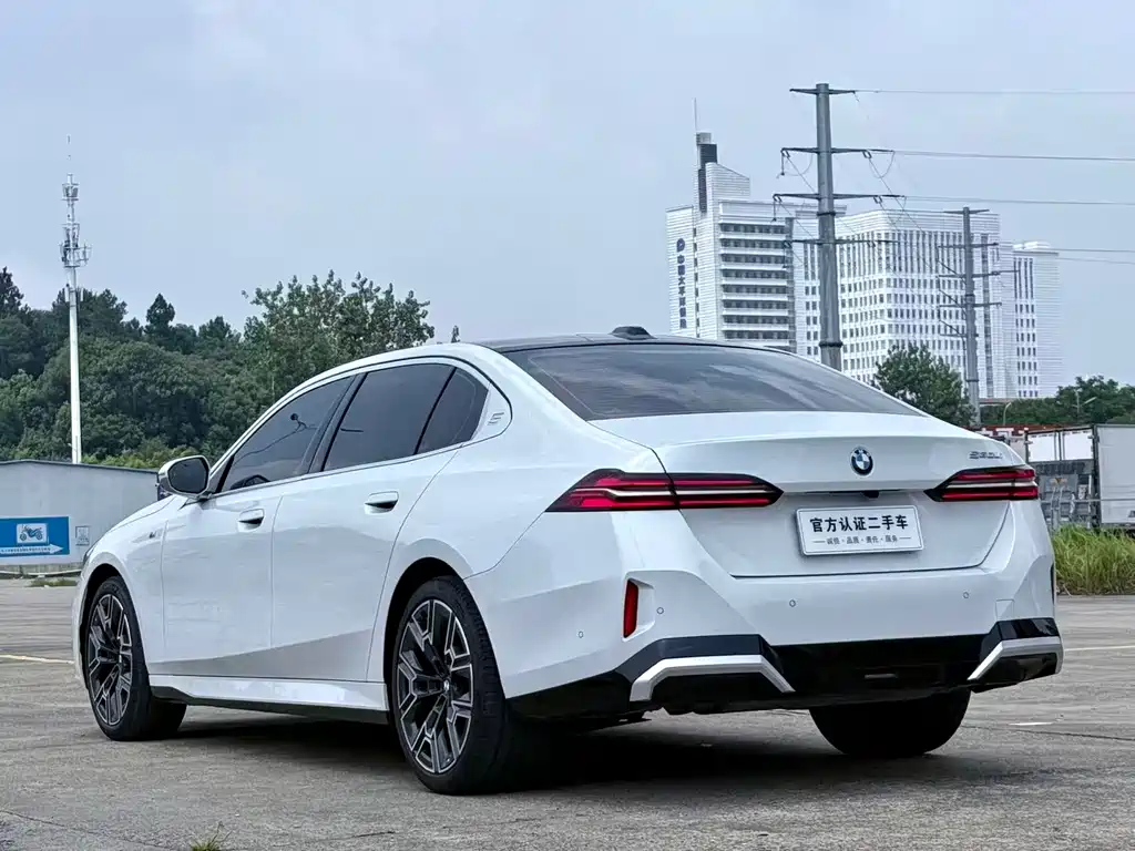 BMW 5 Series — миниатюра 9
