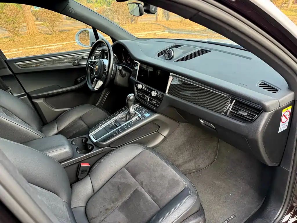 PORSCHE MACAN