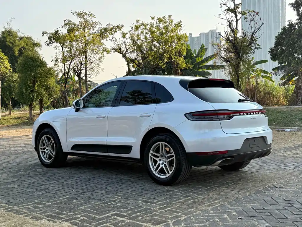 PORSCHE MACAN