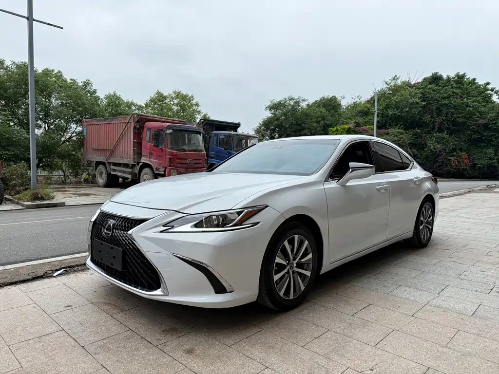 Lexus ES 2019