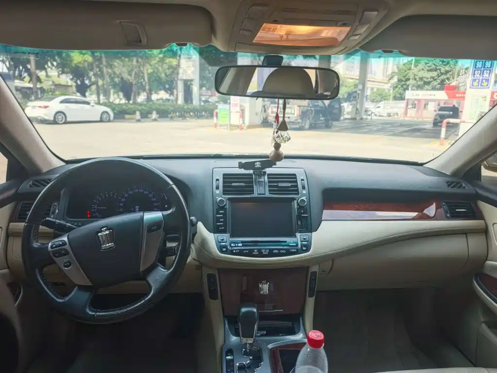 Toyota Crown — миниатюра 9