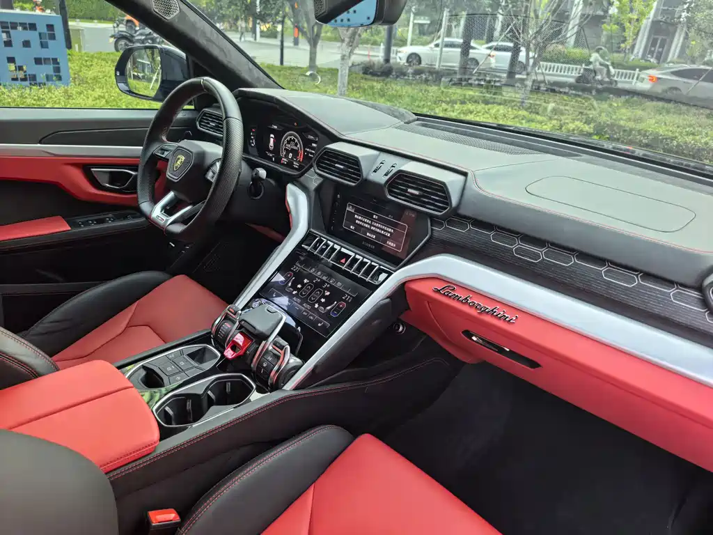 Lamborghini Urus — миниатюра 12