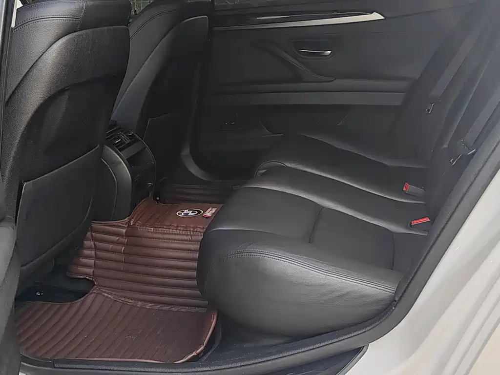 BMW 5 Series — миниатюра 7