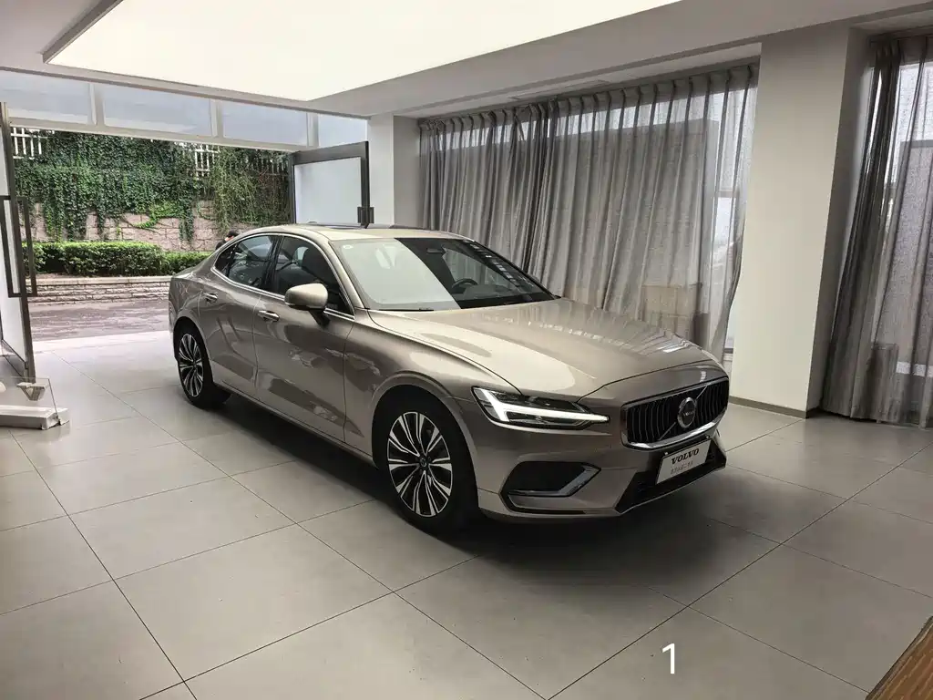 Volvo S60 2025 B4 Luxury