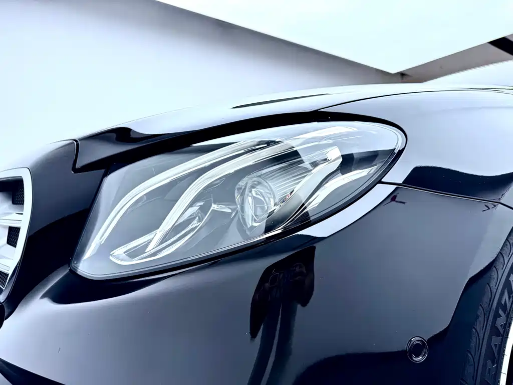 Mercedes-Benz E-Class — миниатюра 8
