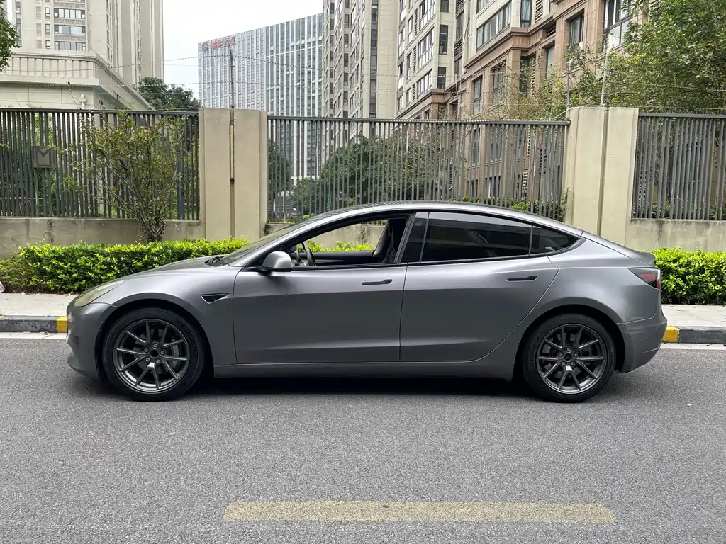 Tesla Model 3 — миниатюра 4