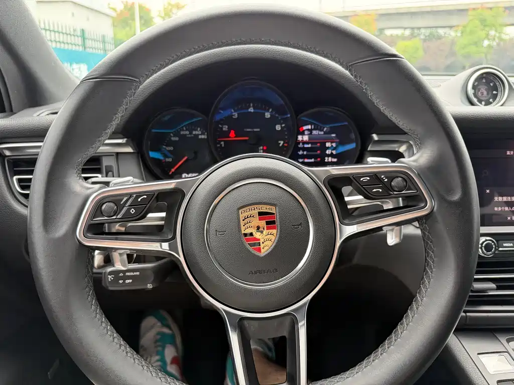 Porsche Macan — миниатюра 7