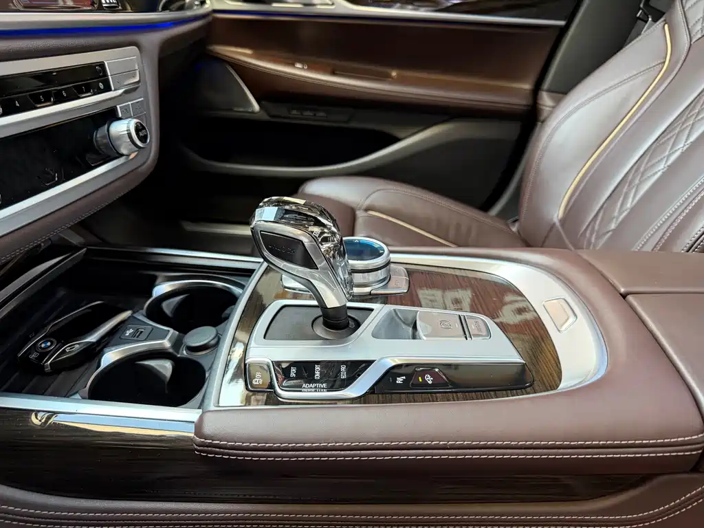 BMW 7 Series — миниатюра 11