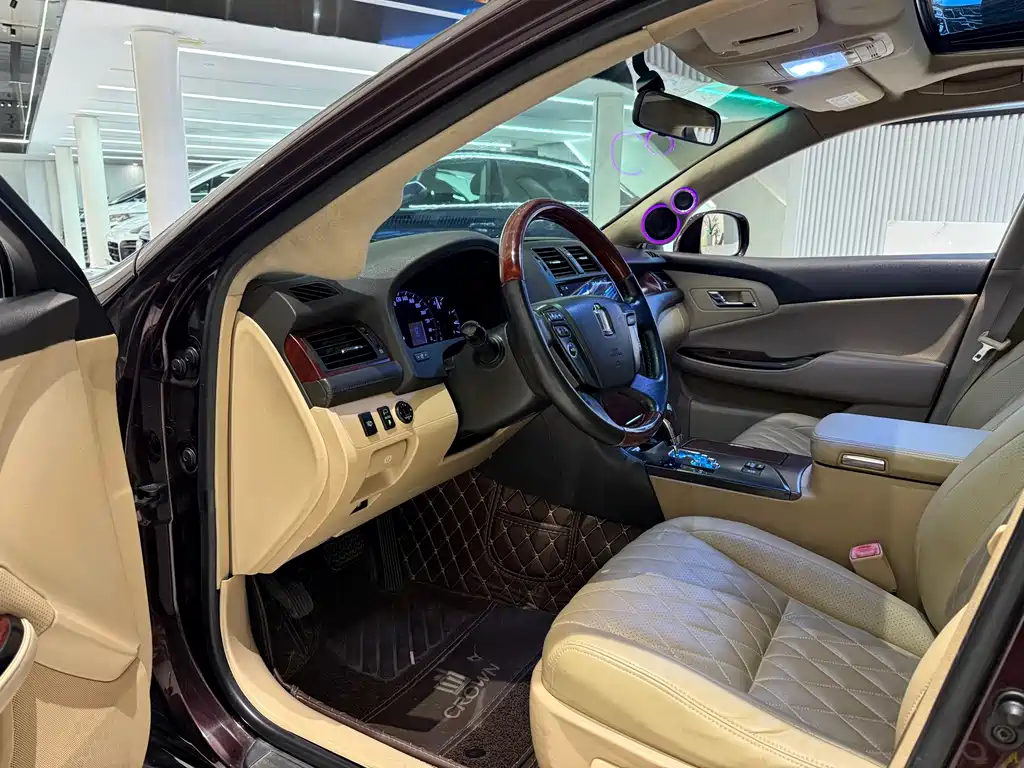 Toyota Crown — миниатюра 6