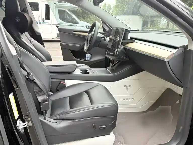 Tesla Model Y — миниатюра 25