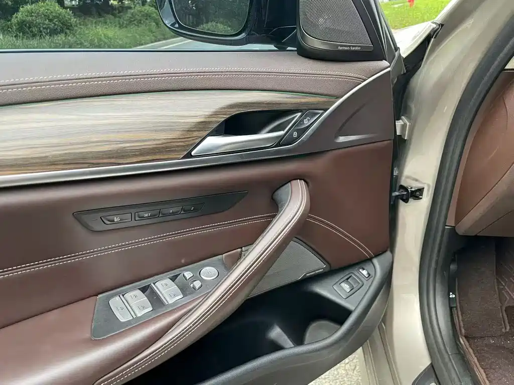 BMW 5 Series New Energy — миниатюра 7
