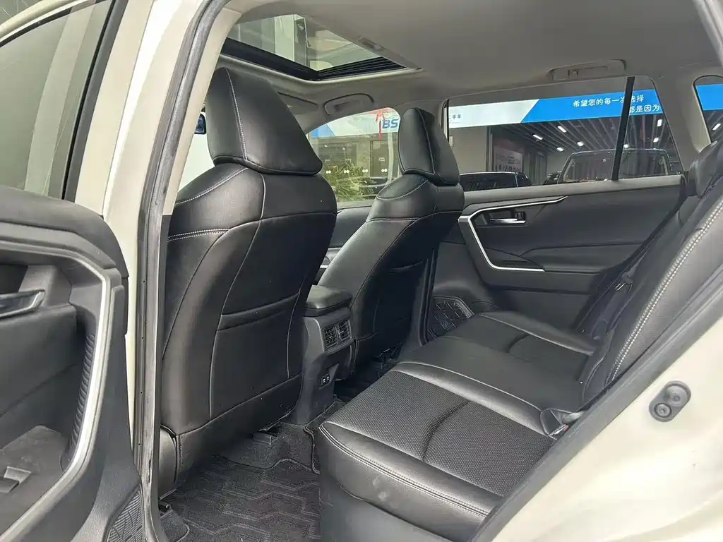 Toyota RAV4 — миниатюра 10