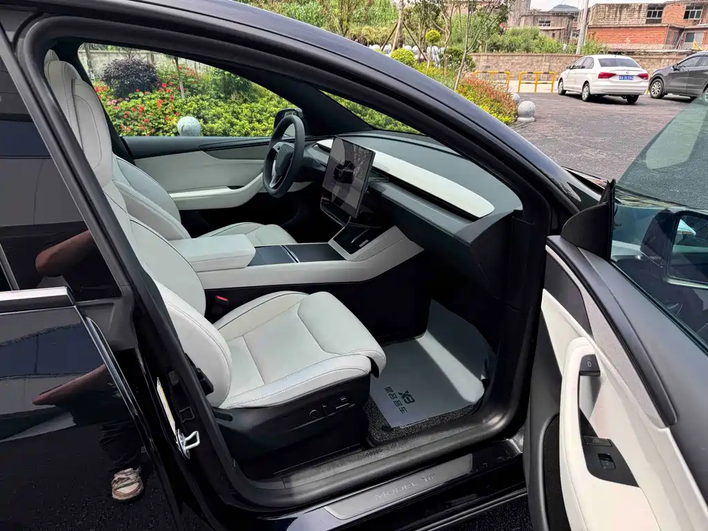 Tesla Model Y L