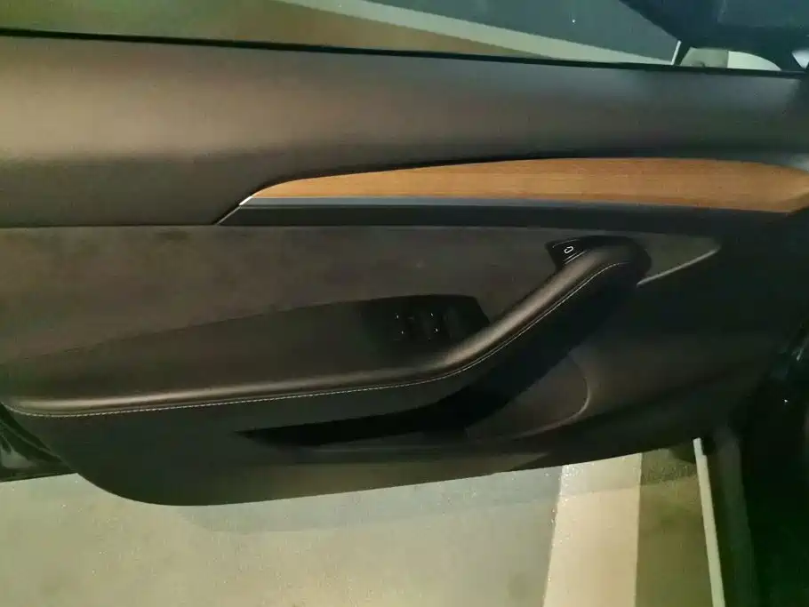 Tesla Model 3 — миниатюра 7