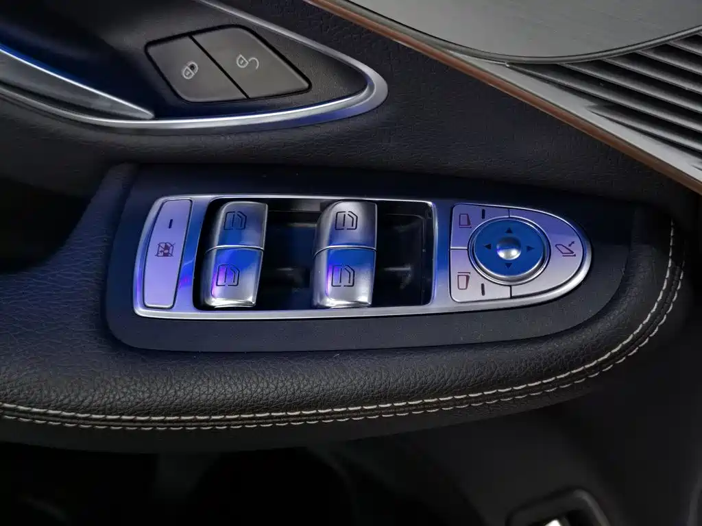 Mercedes-Benz EQC — миниатюра 9