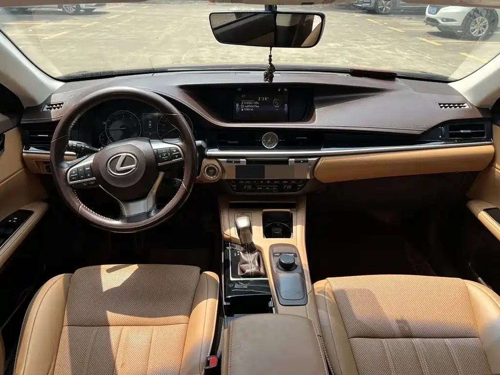 Lexus ES — миниатюра 6