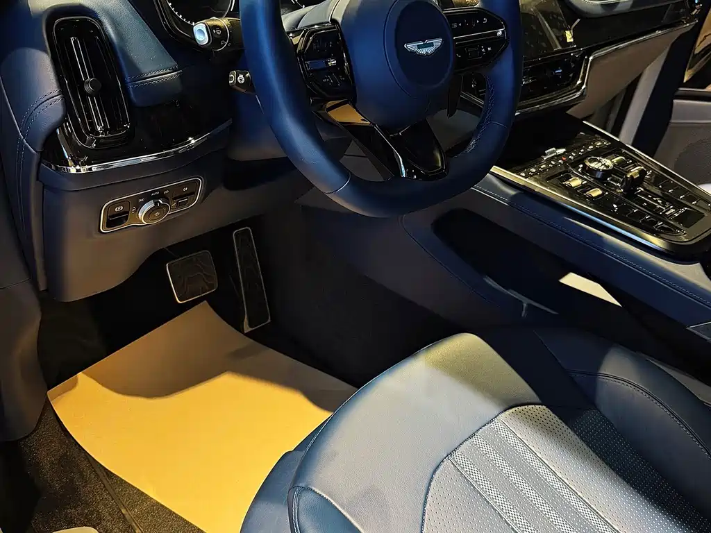 Aston Martin DBX — миниатюра 6