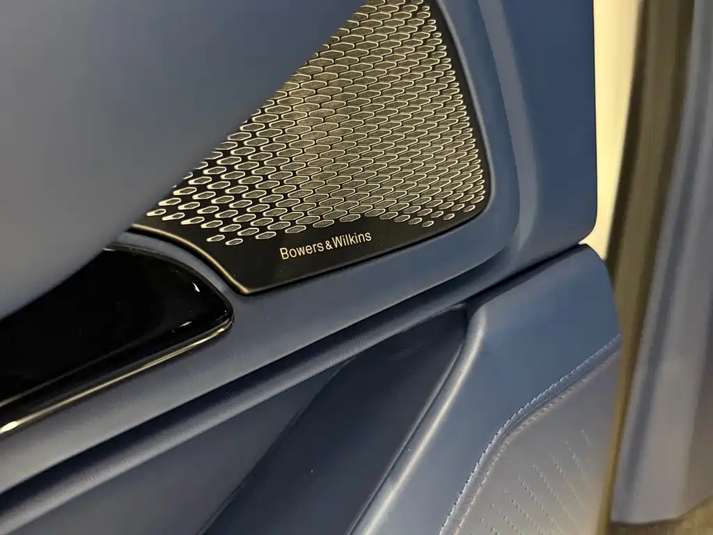 Aston Martin DBX — миниатюра 9