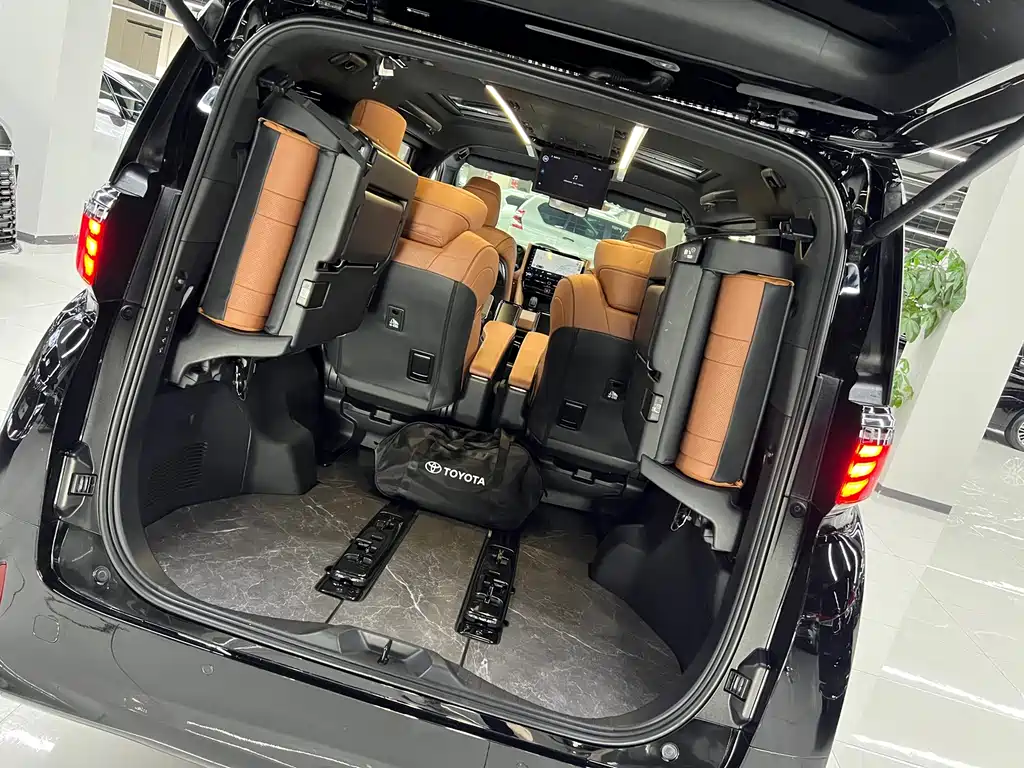 Toyota Alphard — миниатюра 8