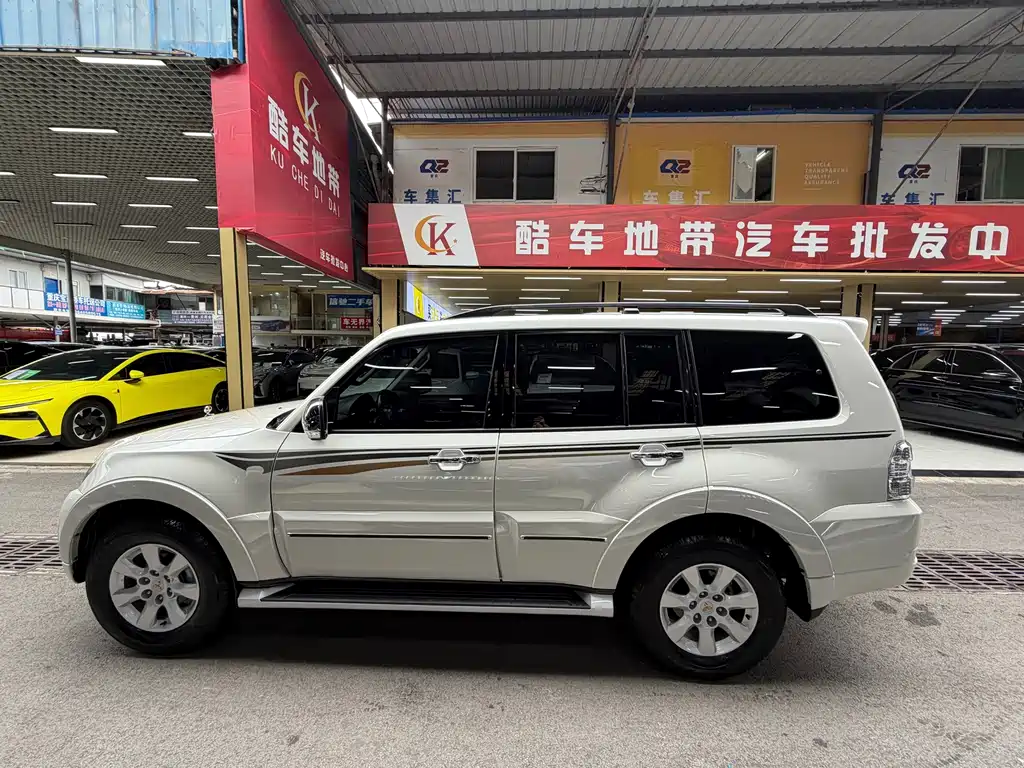 Mitsubishi Pajero (Import) — миниатюра 2