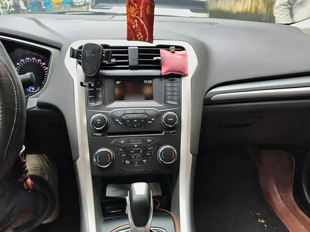 Ford Mondeo — миниатюра 6
