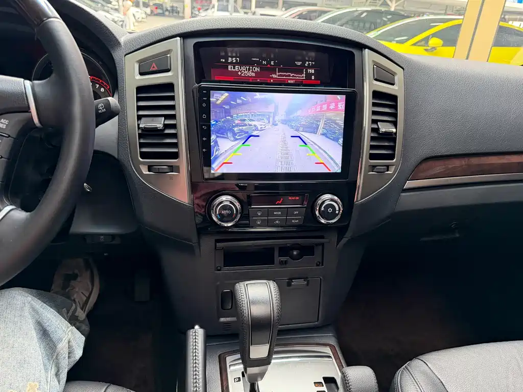 Mitsubishi Pajero (Import) — миниатюра 9