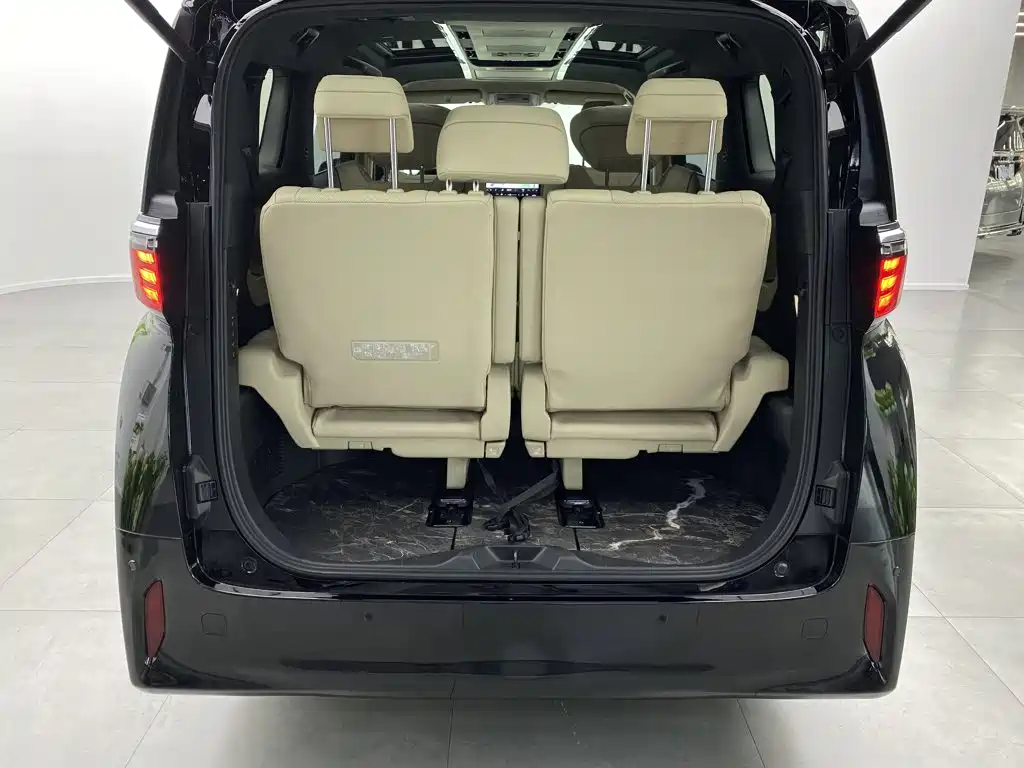 Toyota Alphard — миниатюра 9