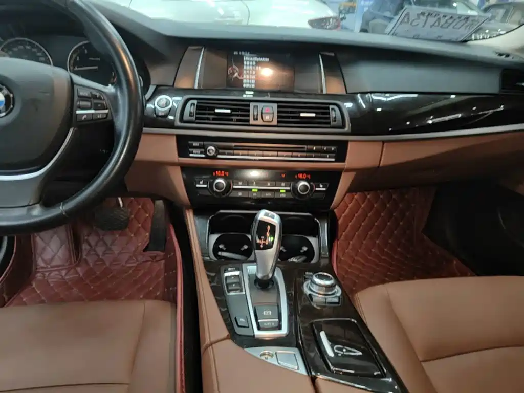 BMW 5 Series — миниатюра 13