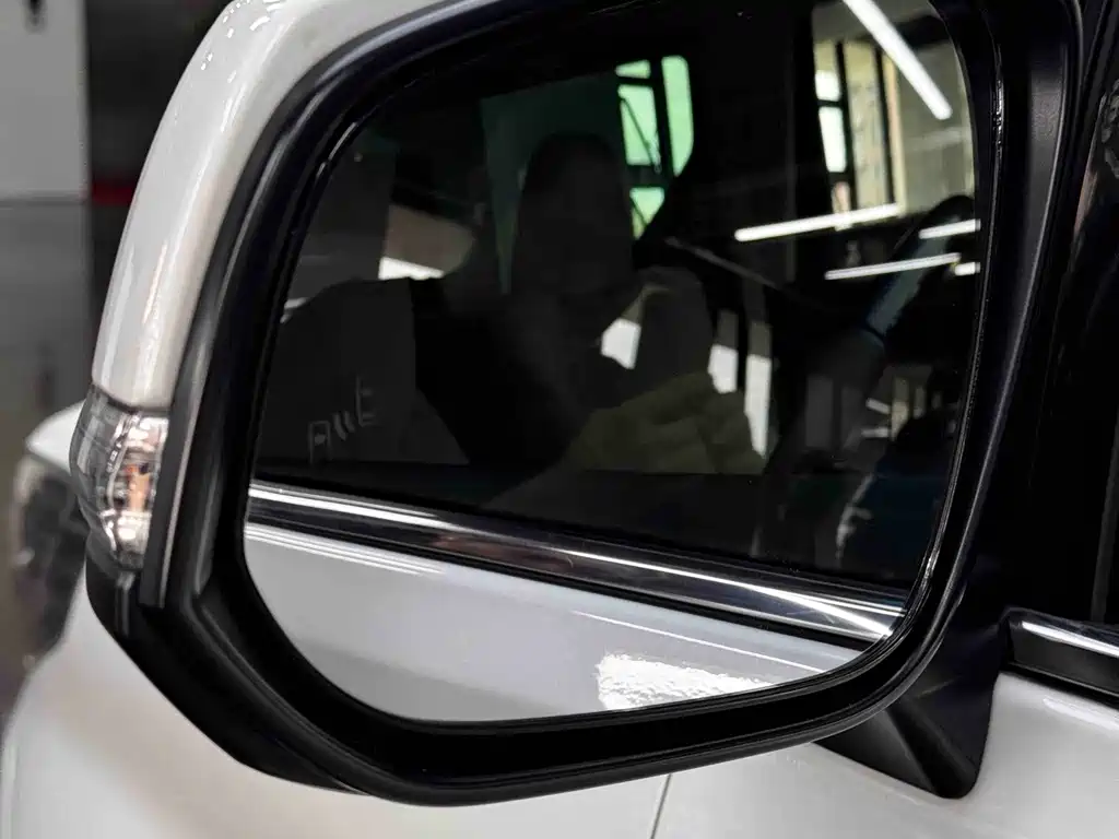 Toyota Alphard — миниатюра 7
