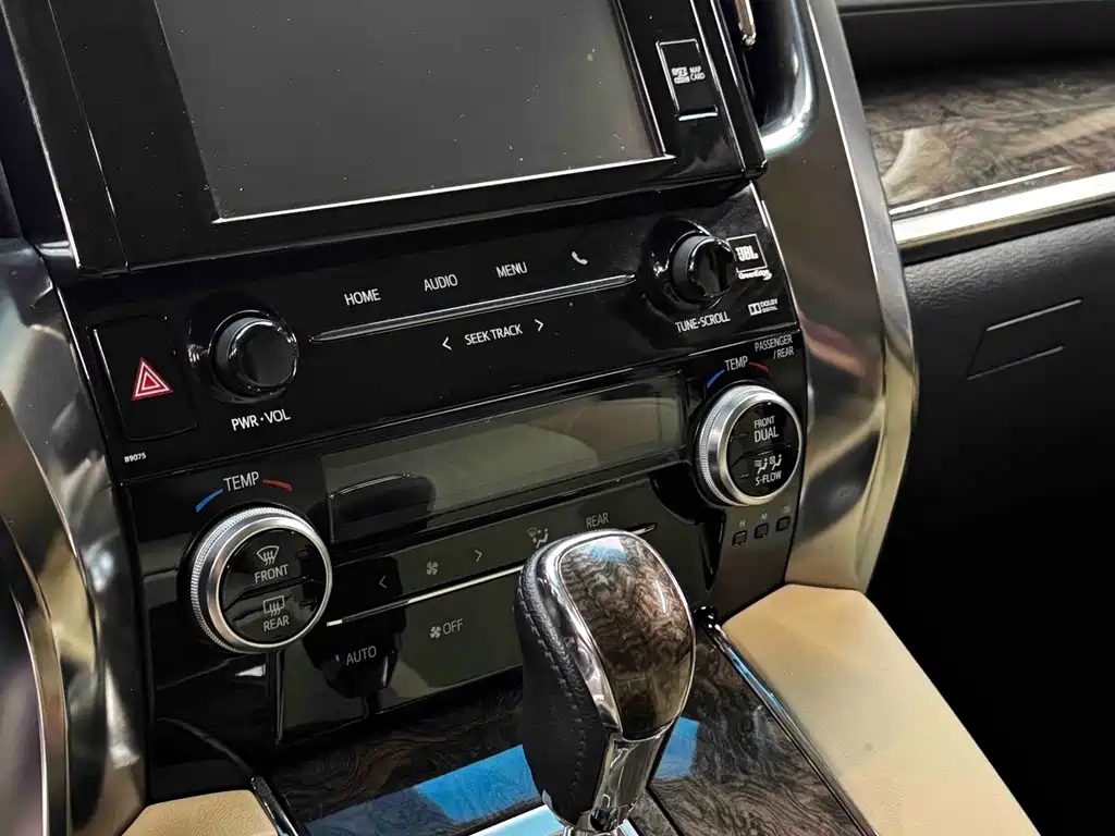 Toyota Alphard — миниатюра 11