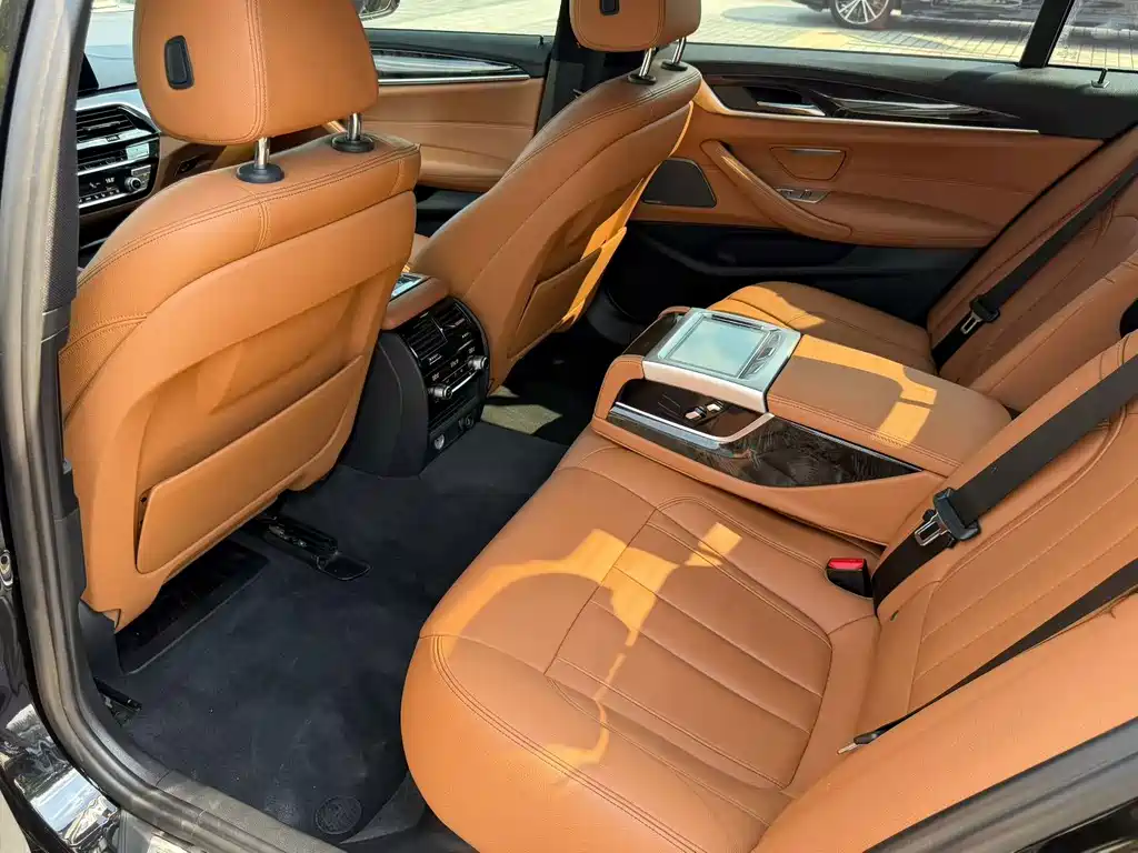 BMW 5 Series — миниатюра 6