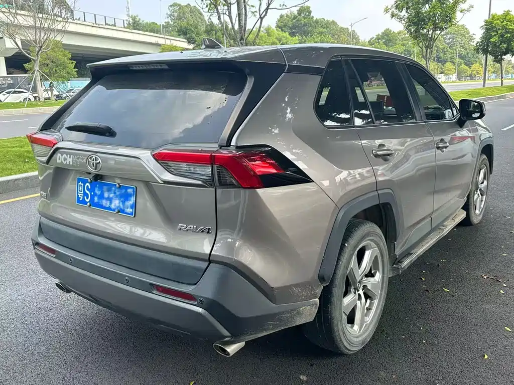 Toyota RAV4 — миниатюра 9