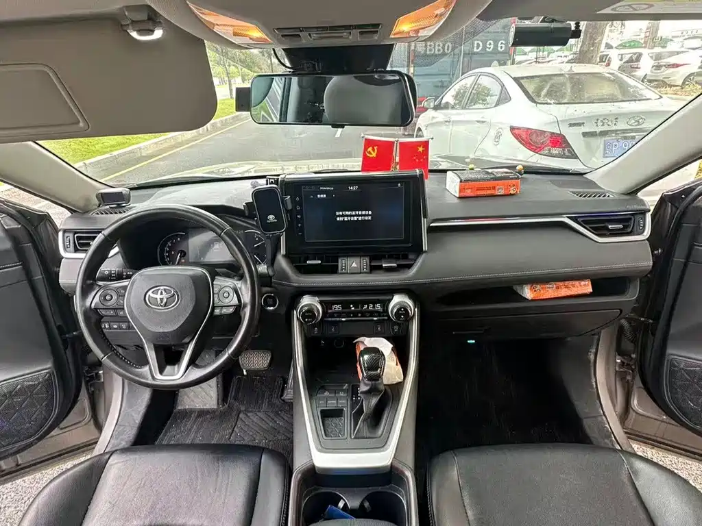 Toyota RAV4 — миниатюра 8