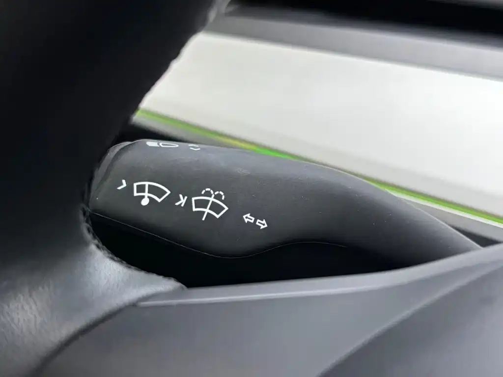 Tesla Model Y — миниатюра 12