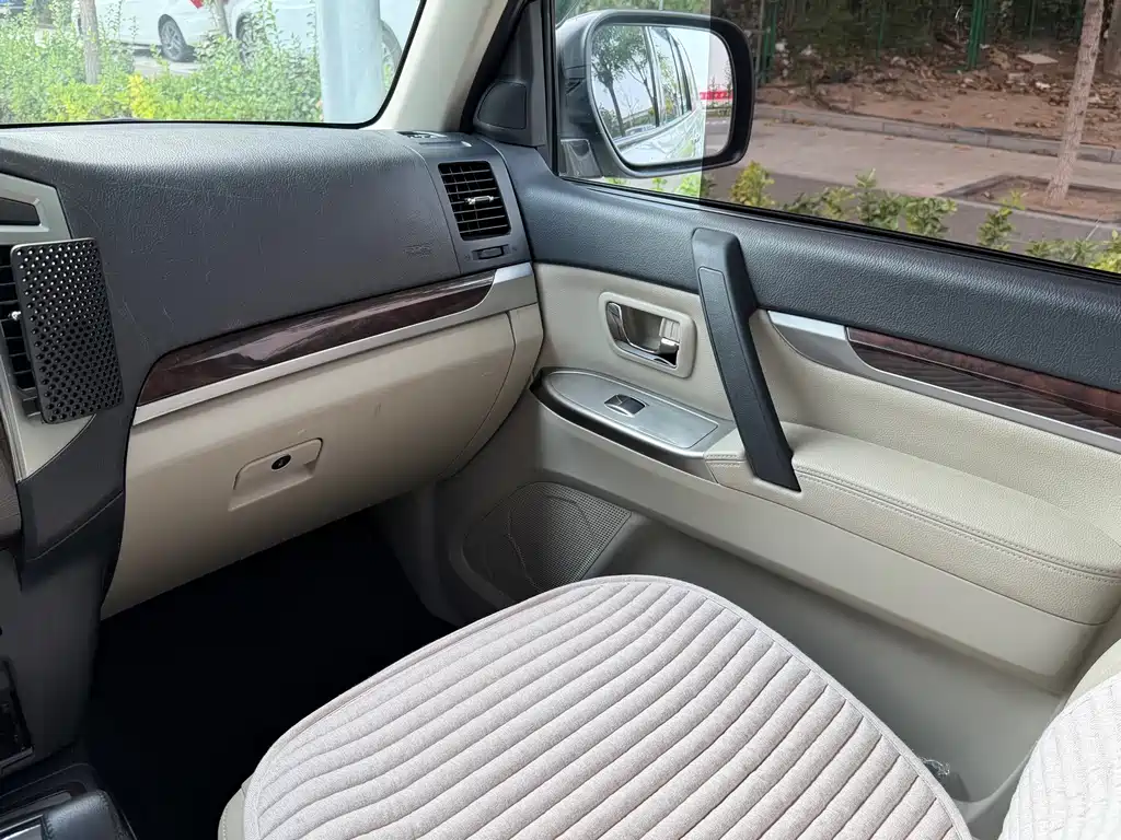 Mitsubishi Pajero (Import) — миниатюра 11