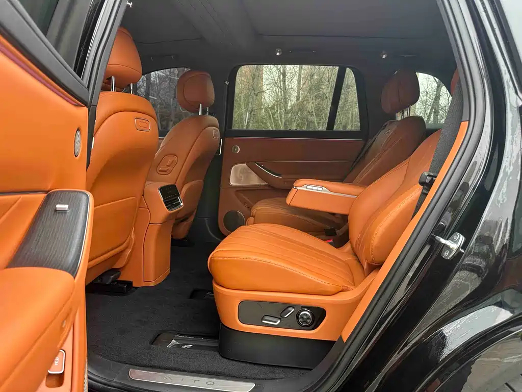 AITO ASK THE WORLD M8