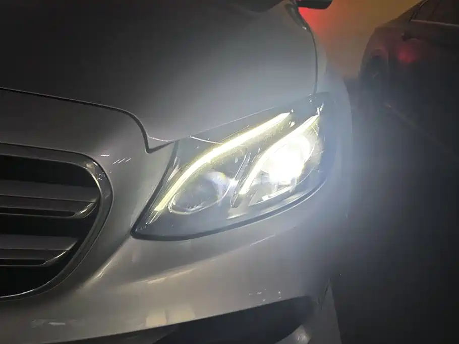 Mercedes-Benz E-Class — миниатюра 5