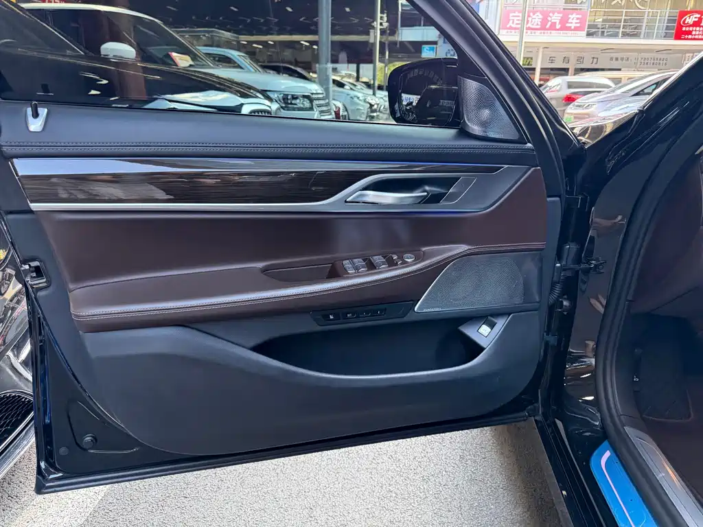 BMW 7 Series — миниатюра 16