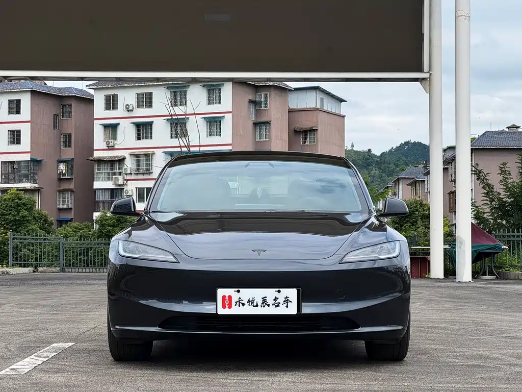 Tesla Model 3 — миниатюра 2