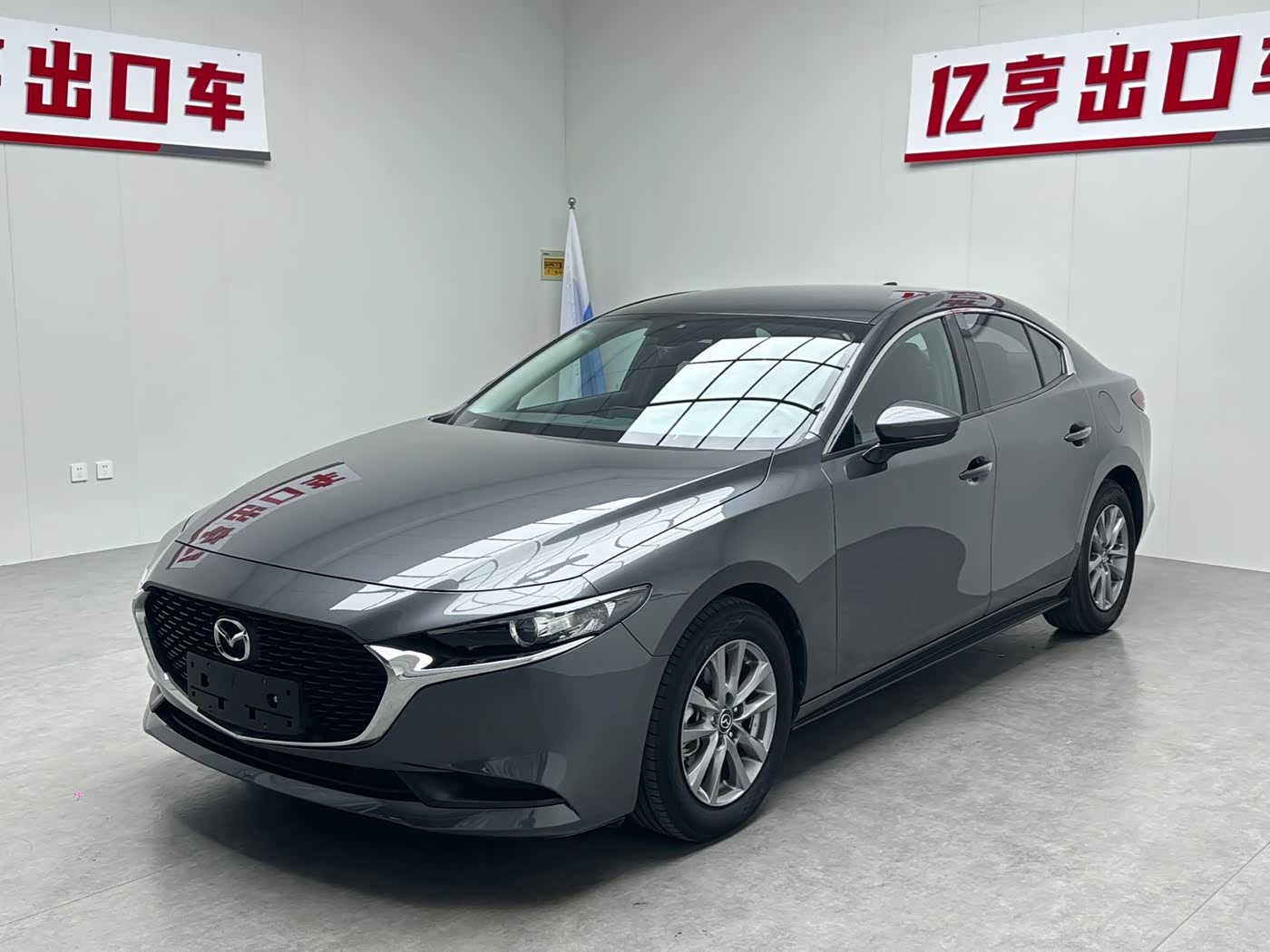 Mazda Mazda3 Axela 2.0 л 2023 г. Серебристо-серый, пробег 31000 км