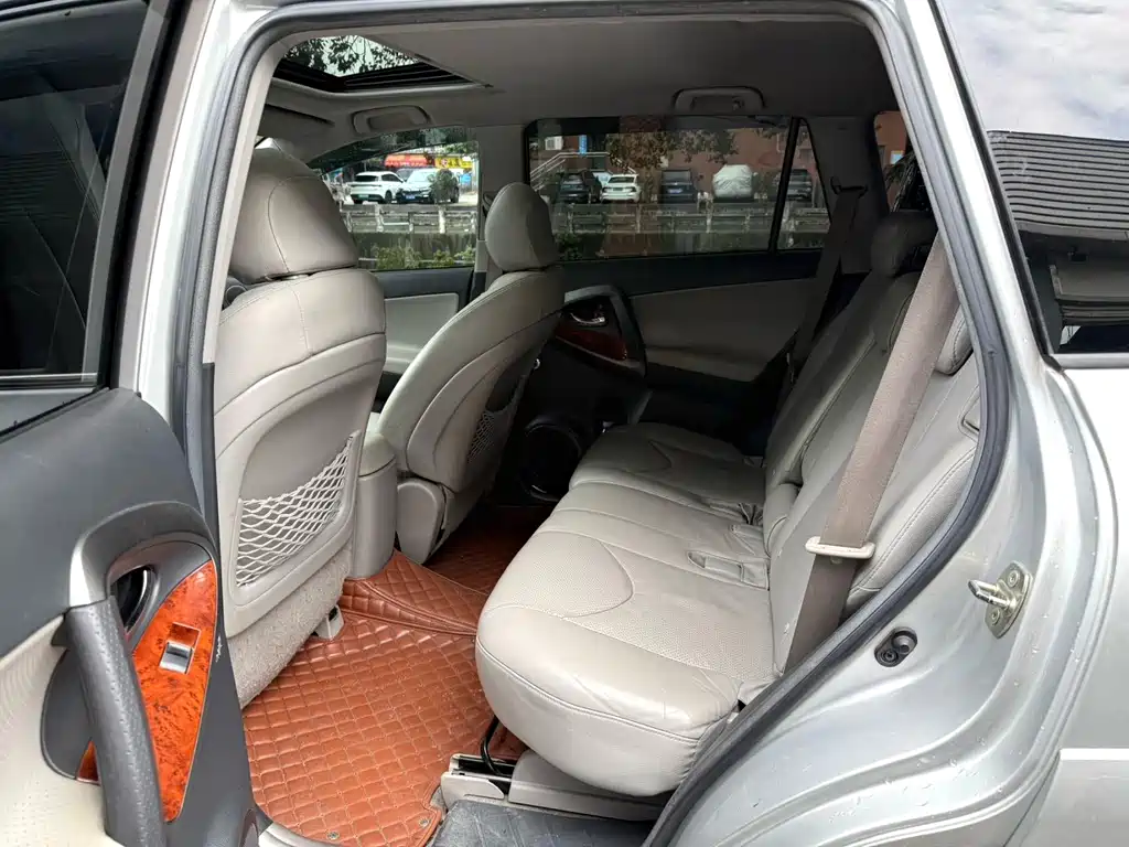 Toyota RAV4 — миниатюра 9