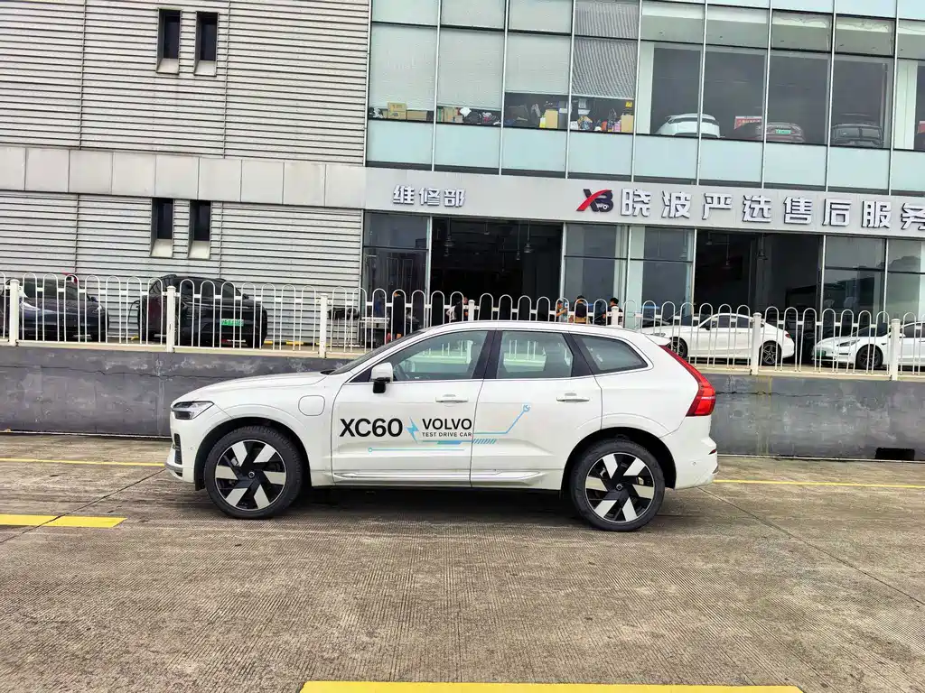 Volvo XC60 PHEV — миниатюра 3