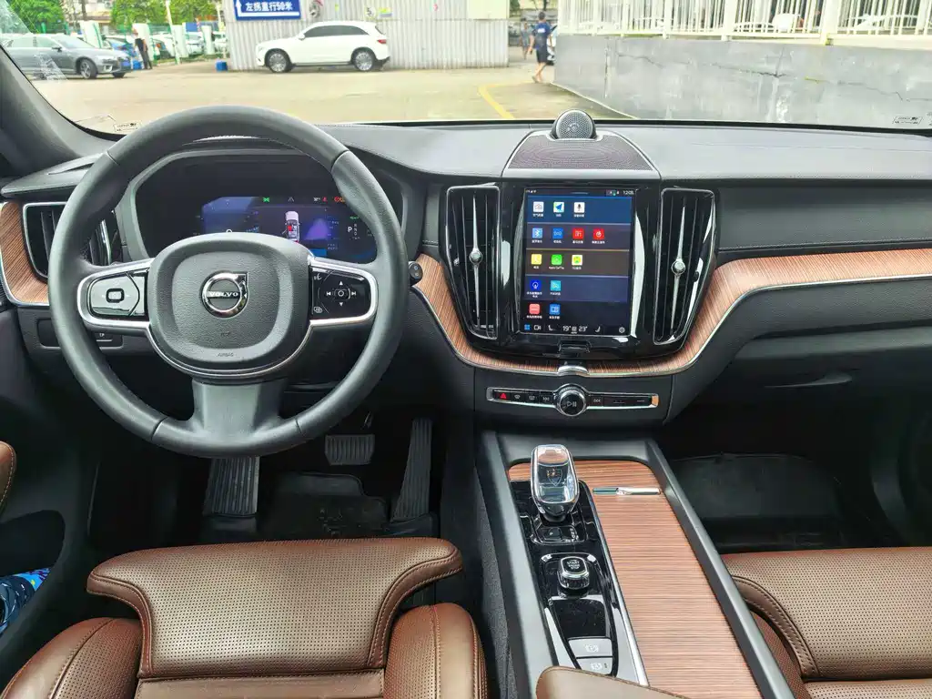 Volvo XC60 PHEV — миниатюра 13