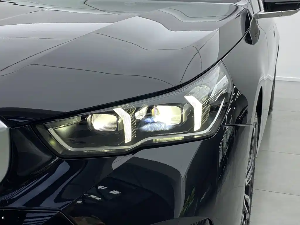BMW 5 Series — миниатюра 6