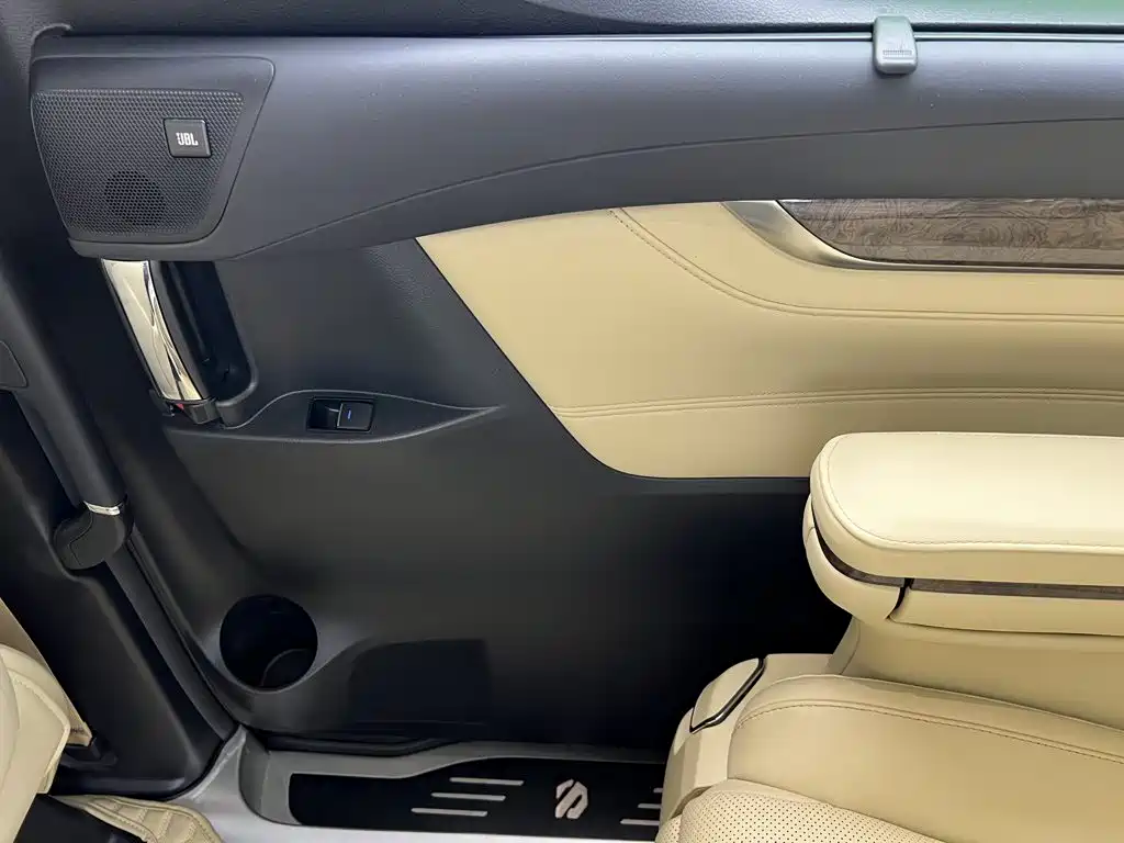Toyota Alphard — миниатюра 37