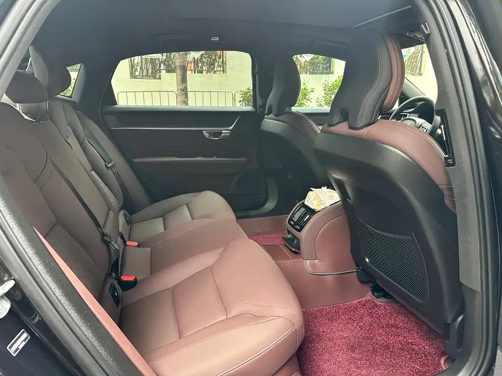 Volvo S90 2026 B5 Luxury