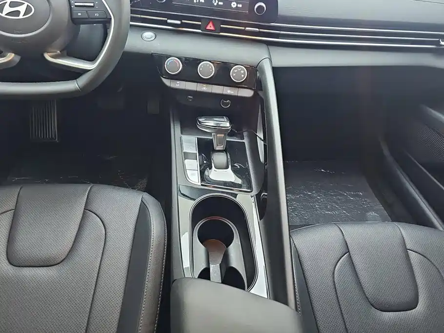Hyundai Elantra — миниатюра 16