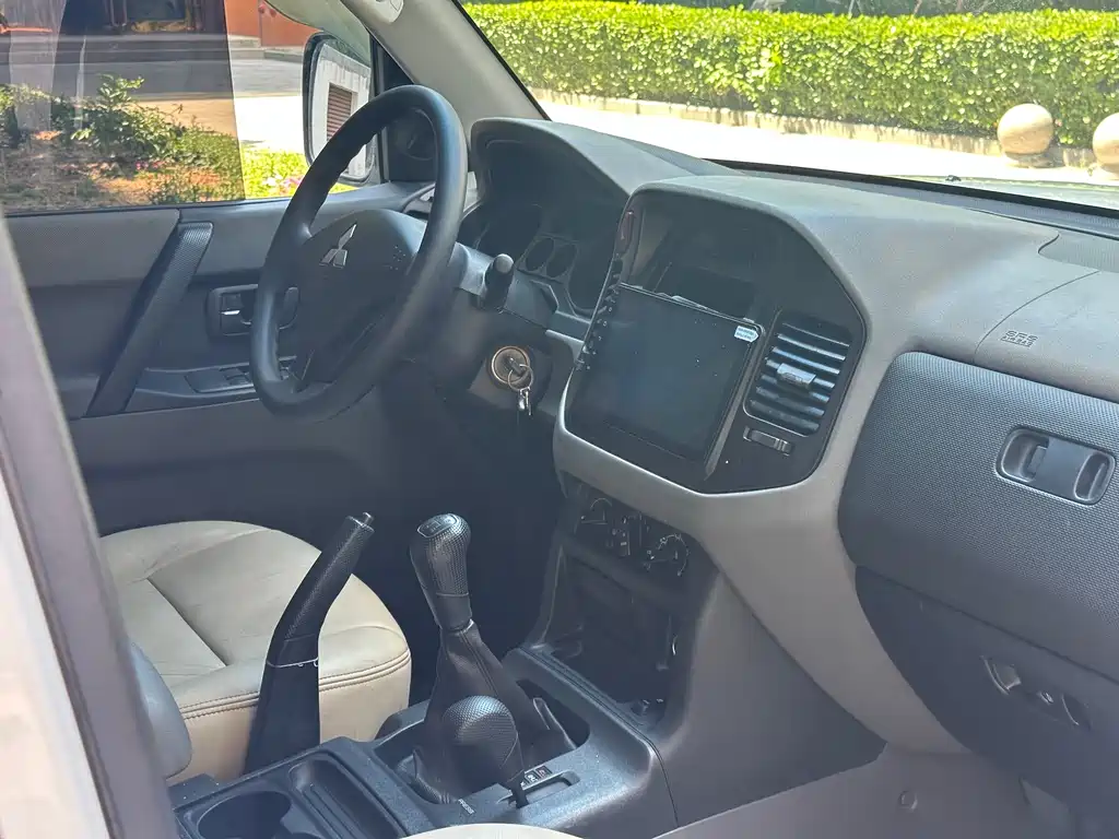 Mitsubishi Pajero — миниатюра 11