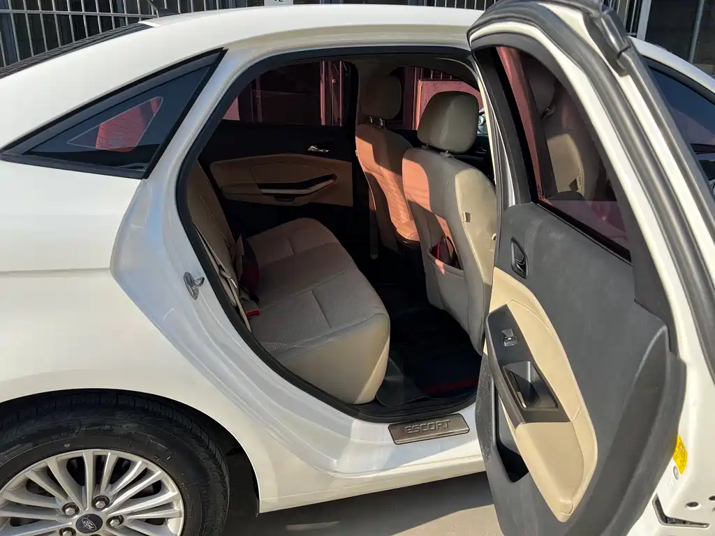 Ford Escort 2015 1.5L MT Comfort